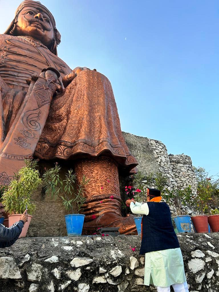 पीजीके विजिट। प्रताप गौरव केन्द्र अवलोकन के दौरान महाराणा प्रताप की प्रतिमा पर पुष्पांजलि अर्पित करते विधानसभा अध्यक्ष देवनानी।