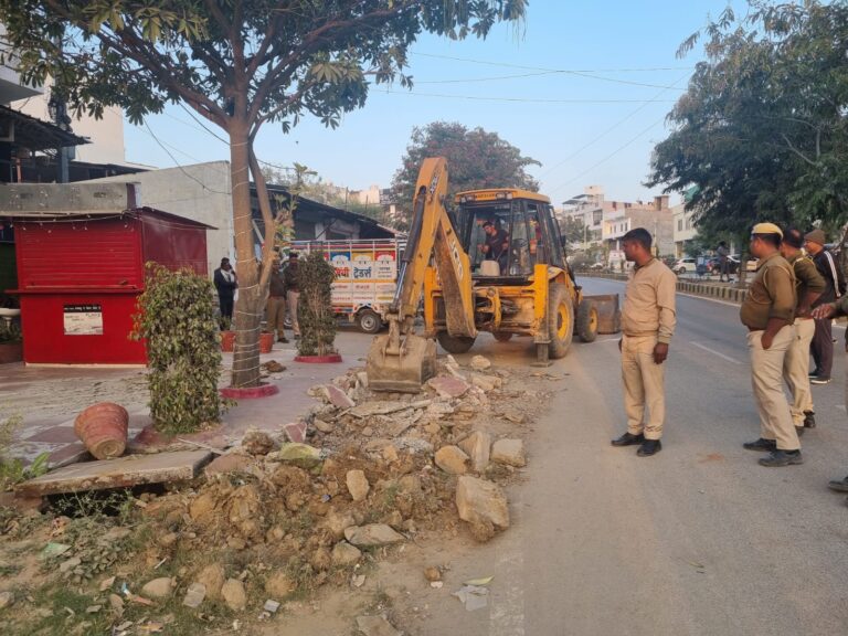 उदयपुर विकास प्राधिकरण की कार्यवाही आरके सर्कल से रॉयल राज विलास जाने वाली मुख्य सड़क से हटाया अतिक्रमण